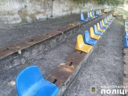 В Запорожской области дети разбили ногами пластиковые сиденья на стадионе