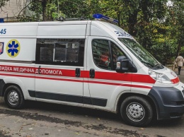 В Киеве мужчина пырнул ножом девушку в грудь и живот, потому что не смог провести ее домой