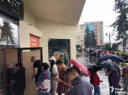 В Минске выстроилась очередь в кафе, которое накануне "штурмовали"