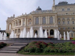 Вандалы снова повредили фонтан у Оперного театра