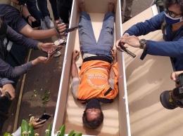 В Индонезии нарушителей масочного режима стали укладывать в гробы