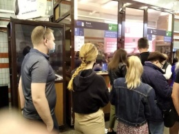 На всех станциях киевского метро произошел сбой из-за неработающих касс. Там образовываются огромные очереди
