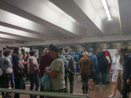 Массовая вспышка COVID обеспечена: в Киеве метро собрало километровые очереди