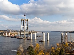 На запорожских мостах смонтирована последняя балка проезжей части со стороны Хортицы