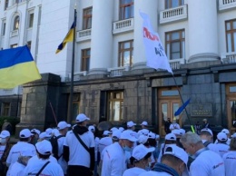 Сохранение книжного рынка "Петровка": активисты собрались под ОП и передали петицию