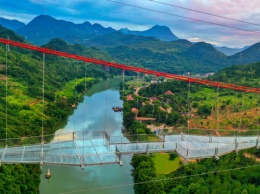 В Китае открыли самый длинный подвесной стеклянный мост в мире