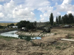 В Крыму российские военные перекрыли реку, чтобы качать воду в Симферополь