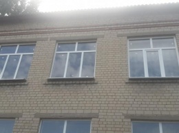 В Мелитопольском районе в гимназии устанавливают новые окна