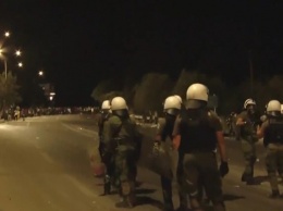 В Греции полиция применила газ против мигрантов из сгоревшего лагеря