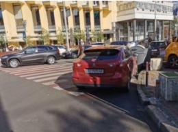 Ума нет совсем: сети разгневало фото сверхнаглого "героя парковки" возле синагоги в Киеве