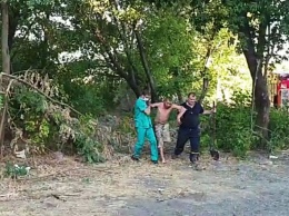 Спал между деревьев: пожарные спасли жизнь мужчине