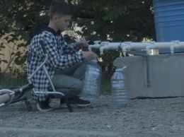 Школьник из Симферополя помогает пожилым людям поднимать воду из баков в квартиру