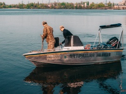 В Днепре на Набережной Победы из воды достали тело мужчины: нужна помощь в опознании