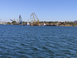 «Делфи» притащили на "остров погибших кораблей" в Черноморском порту