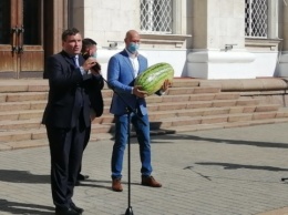 В Херсоне Шмыгалю подарили самый большой арбуз сезона