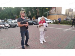 Порядка сотни мелитопольцев выступили против "инспекции" на Донбассе (фото, видео)