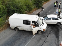 В Кривом Роге столкнулись микроавтобус и Skoda, пострадали оба водителя