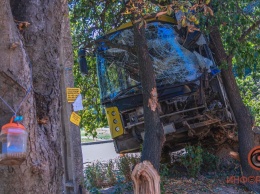 В Днепре на Воздухофлотской не могут вытащить автобус после аварии