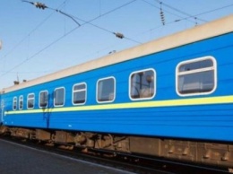 Проводник "Укрзализныци" выпихнул опоздавшего пассажира под колеса поезда (ВИДЕО)