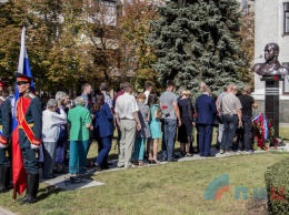 В Луганске открыли бюст первому главе «ЛНР» Болотову