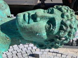 В Днепре на Екатеринославском бульваре устанавливают 7-метровую скульптуру «атланта», - ФОТО