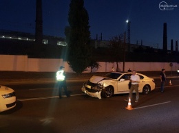 Полиция разыскивает водителя «Лексуса», который устроил ДТП на улице Набережной в Мариуполе и скрылся, - ФОТО