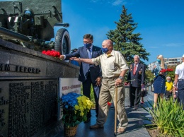 «В знак благодарности». Блок Вадима Бойченко ко Дню Освобождения Мариуполя от нацистских захватчиков провел акцию для ветеранов