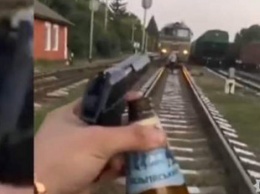 Ради видео в Instagram: в Винницкой области пьяные мужчины бегали по колее и стреляли в поезд