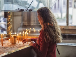 Можно ли дома зажигать церковные свечи: что говорит церковь