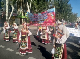 Болгары со всей Украины собрались в Мелитополе - вот-вот начнется костюмированное шествие (фото)