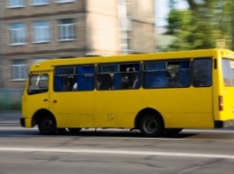 В Сумах маршрутка врезалась в легковушку: автобус взорвался (видео)