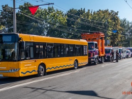 По Днепру в честь Дня города проехала колонна коммунальной техники