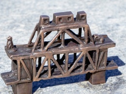 В Днепре на День города открыли бронзовую мини-скульптуру «Мост Александра Поля»