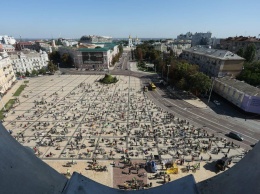 В Киеве на Софийской площади легли на землю сотни велосипедистов. Фото