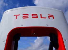 Брешь в системе Tesla позволяет бесплатно заряжать через станции Supercharger любой электромобиль в Европе