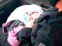 Полицейские нашли плачущего младенца на улице - в его спину был воткнут нож