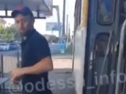 В Одессе водитель выбросил из салона компанию, устроившую пьяный дебош: видео