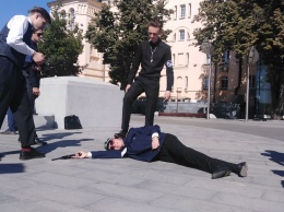 В центре Харькова активисты устроили перфоманс против ЛГБТ-прайда