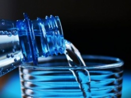 Врач развеял главный миф о "детской" питьевой воде: в чем разница