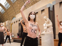 Активистки Femen с оголенной грудью провели акцию протеста в парижском музее