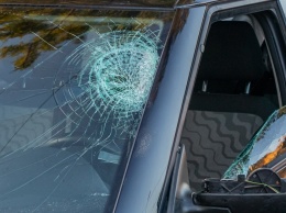 В Днепре нетрезвая женщина разбила головой лобовое стекло автомобиля