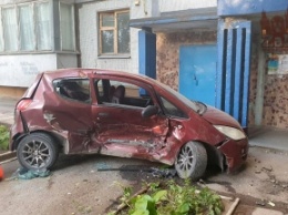 В Запорожье пьяный водитель на легковушке влетел во двор многоэтажки, снес скамейки и врезался в другую машину (фото)