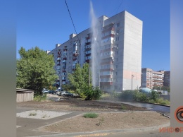 В Днепре на ж/м Красный камень из-под земли бил фонтан воды высотой с 10-этажный дом