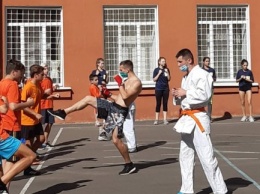 В Киевском районе чемпионы по разным видам спорта провели уроки для школьников