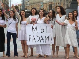 Жители Беларуси за август забрали из банков больше миллиарда долларов