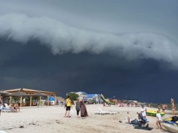 «Небесное цунами»: в Кирилловке курортники увидели в небе невероятное зрелище (ФОТО, ВИДЕО)