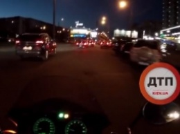 В Киеве "развлечения" ребенка на дороге едва не закончились трагедией: видео