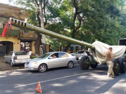 В центре Одессы попал в аварию армейский грузовик с гаубицей