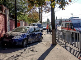 В Днепре на Слобожанском проспекте Toyota столкнулась с автобусом № 136 и вылетела на тротуар: пострадал прохожий
