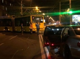 В Киеве произошло серьезное ДТП с участием троллейбуса и Mercedes